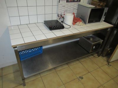 TABLE de travail en inox à paillasse carrelée