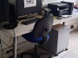 un bureau d'ordinateur sur lequel sont posés deux écrans et une imprimante
