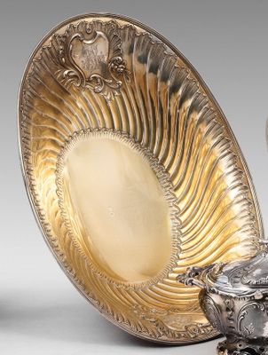 une assiette en argent et une tasse en argent posées sur une table