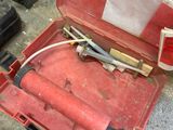 une boîte à outils rouge avec des outils sur le sol