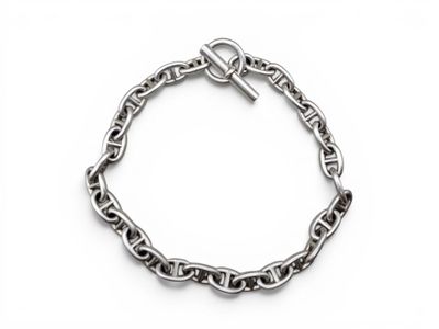 un gros plan d'un bracelet à maillons sur fond blanc