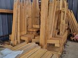 plusieurs pièces de bois sont empilées dans un entrepôt