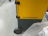 une machine posée sur le sol d'une pièce