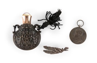 une image représentant une petite bouteille accompagnée d'un porte-clés et d'une pièce de monnaie, posée sur une surface blanche