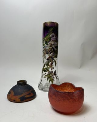 deux vases posés l'un à côté de l'autre sur une surface blanche