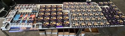 beaucoup de chocolats posés sur une table