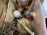 une boîte remplie d'objets anciens posée sur une table