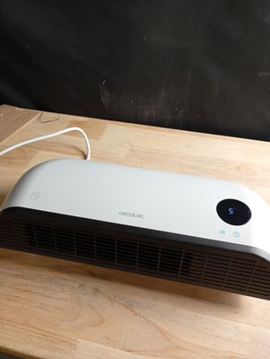une photo d'un purificateur d'air blanc posé sur une table en bois