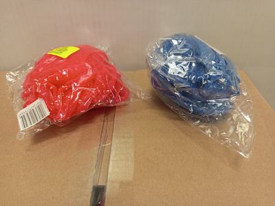 une paire de ciseaux posée sur une boîte