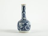 un vase bleu et blanc orné d'un dragon