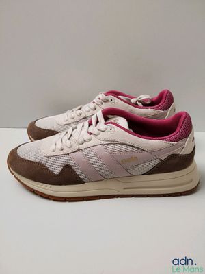 un gros plan sur une paire de baskets posée sur une table