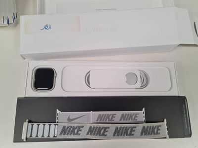 une boîte blanche sur laquelle figure un logo en noir et blanc, à côté d'une boîte blanche sur laquelle figure un logo en noir et blanc