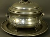 un plat ancien en argent, muni d'un couvercle et d'un bol posé dessus