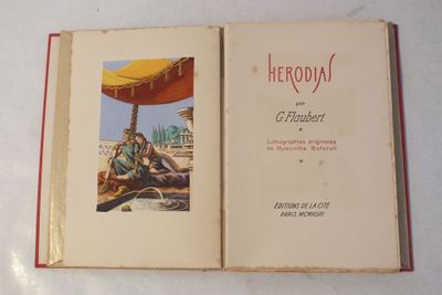 un livre ouvert avec l'image d'une femme assise sous un parapluie jaune