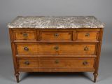 une commode ancienne avec un plateau en marbre