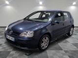 la photo d'une voiture bleue garée dans un garage