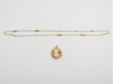 un ensemble composé d'un collier et d'un bracelet en or, orné d'un pendentif en pierre rouge