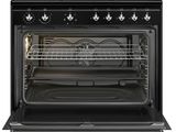 un gros plan d'un four avec une grille à l'intérieur