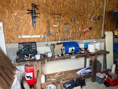 un établi avec des outils dans un garage
