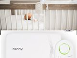 une photo d'un lit de bébé avec une télécommande