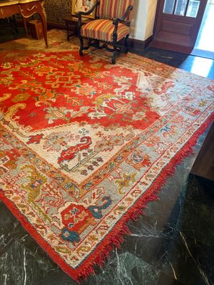 un grand tapis rouge sur le sol d'une pièce