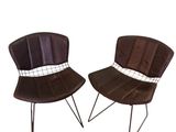 une paire de fauteuils en cuir marron avec des pieds et des dossiers en métal