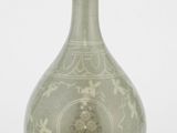 un vase vert reposant sur un socle en bois, sur fond blanc