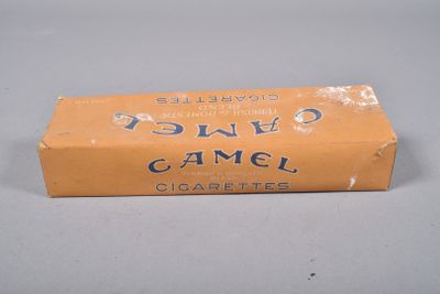une vieille boîte de cigarettes posée sur une table