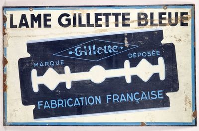 une affiche sur laquelle figure un rasoir et où l'on peut lire « Lame Gillette Blue »