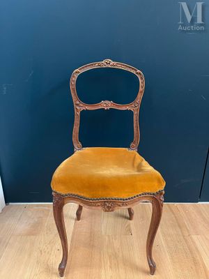 Petite chaise Bois naturel mouluré et sculpté, à dossier ajo…