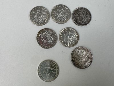 six pièces différentes sont disposées en ligne sur une surface blanche