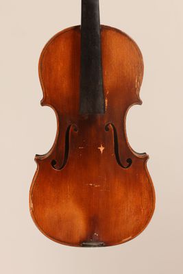 un vieux violon avec un archet accroché à son dos