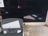un ordinateur de bureau posé sur un bureau, avec une imprimante dessus