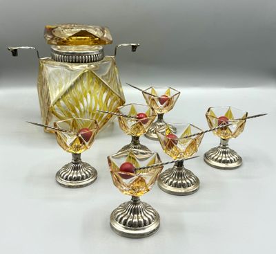 un grand nombre d'objets en verre posés sur une table