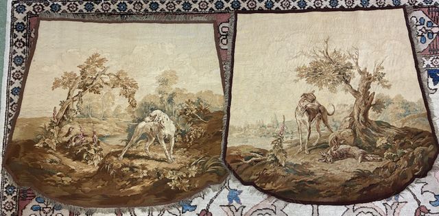 Deux garnitures d’assises de fauteuils en tapisserie d’Aubusson à...