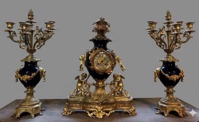 Garniture trois pièces en bronze doré et porcelaine bleu de …