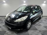 la photo d'une petite voiture noire garée dans un garage