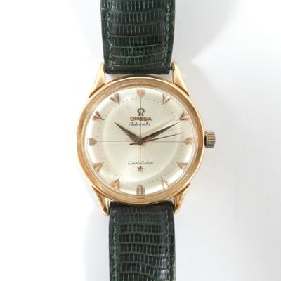 gros plan d'une montre sur une surface blanche