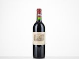 une bouteille de vin rouge posée sur une table