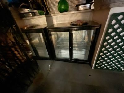 un réfrigérateur avec une porte en verre dans une cuisine
