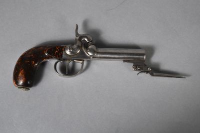 un revolver ancien plaqué argent, muni d'une crosse en bois