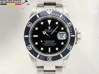 une montre Rolex avec un cadran noir et un bracelet
