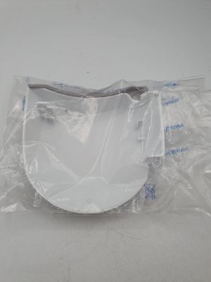 un sac en plastique sur lequel est représenté un masque blanc