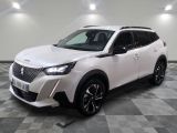 le 4x4 blanc est garé sur un carrelage à carreaux