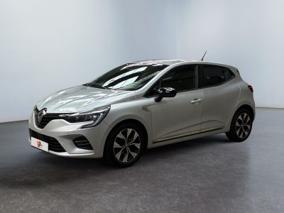 une voiture argentée garée dans une pièce aux murs blancs