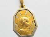 une image représentant une médaille d'or avec le visage d'une femme au centre