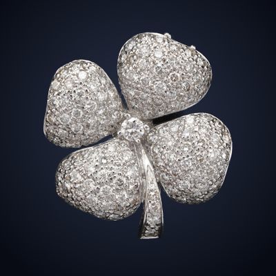 une image représentant une broche en forme de trèfle à quatre feuilles sertie de diamants