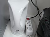 un urinoir blanc posé sur un comptoir, à côté d'un sac noir