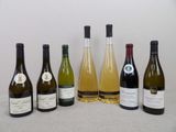 plusieurs bouteilles de vin sont alignées sur une table