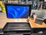 un ordinateur de bureau posé sur une table avec un clavier et une souris